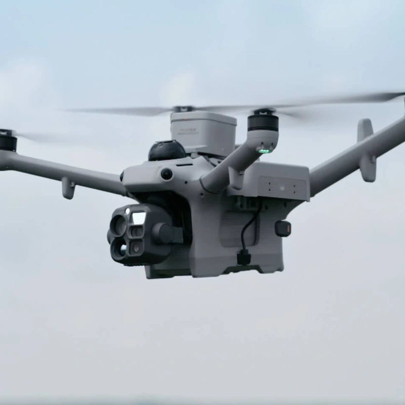 DJI Matrice 5TD đang bay, thể hiện thiết kế thân máy và cụm camera