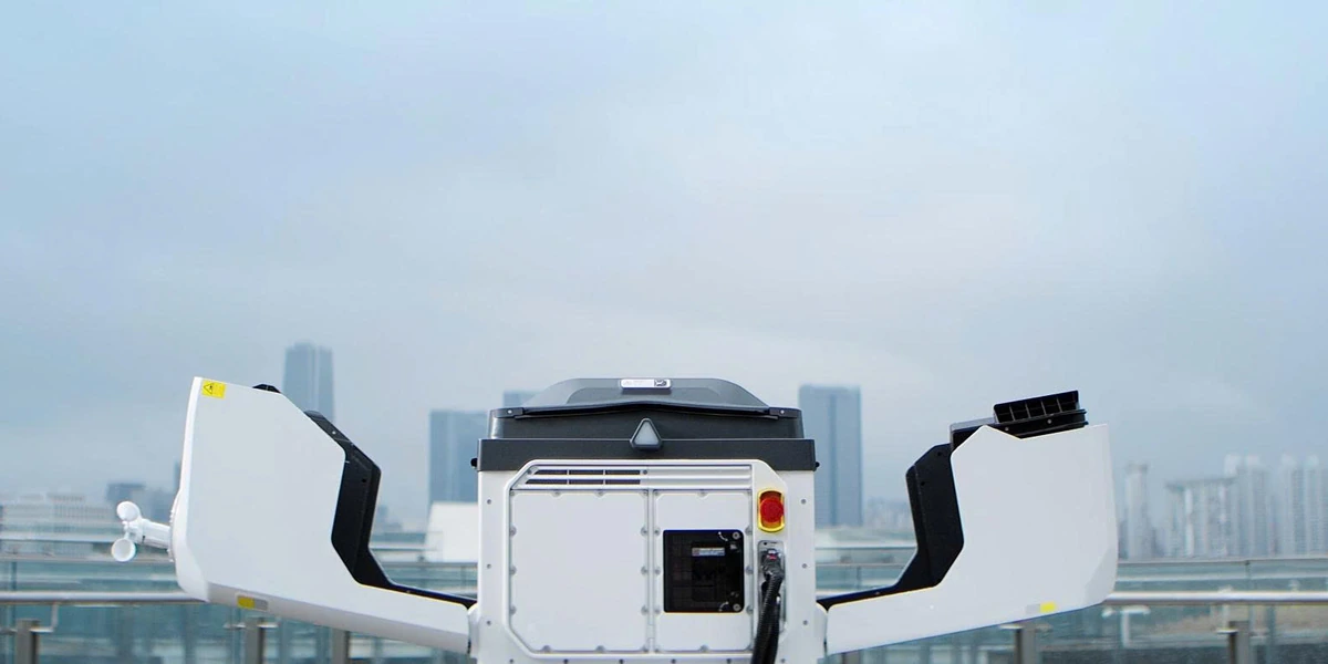 Trạm DJI Dock 4 mở nắp trên mái nhà, thể hiện cấu trúc tổng quan của hệ thống