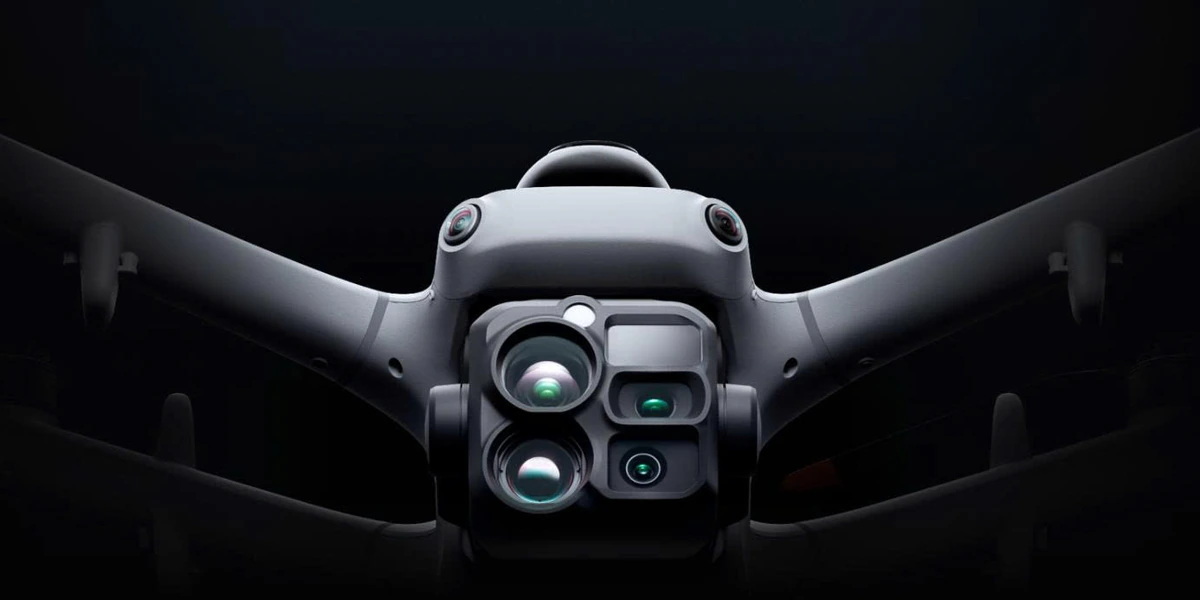 Cận cảnh cụm camera đa cảm biến của DJI Matrice 5TD trên nền tối