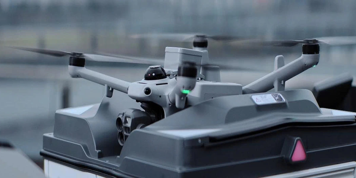 Matrice 5TD đang đặt tại khu vực cất hạ cánh của DJI Dock 4