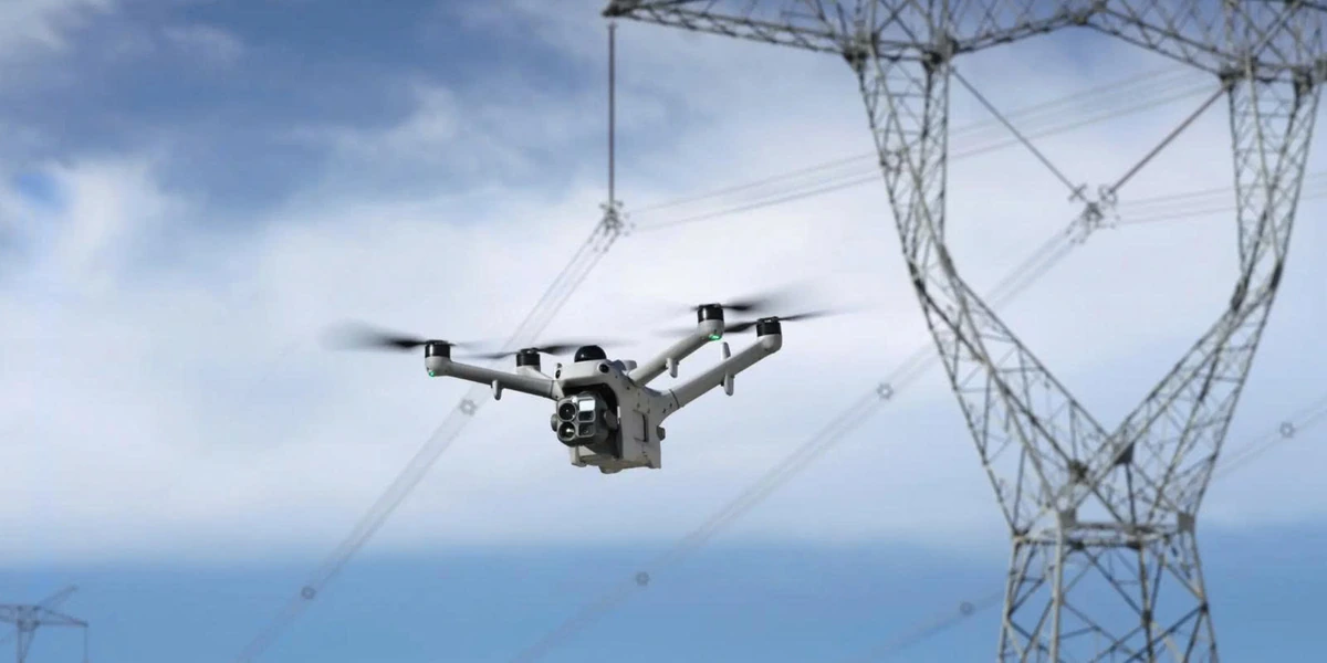 DJI Matrice 5TD bay gần đường dây điện, minh họa ứng dụng kiểm tra điện lực